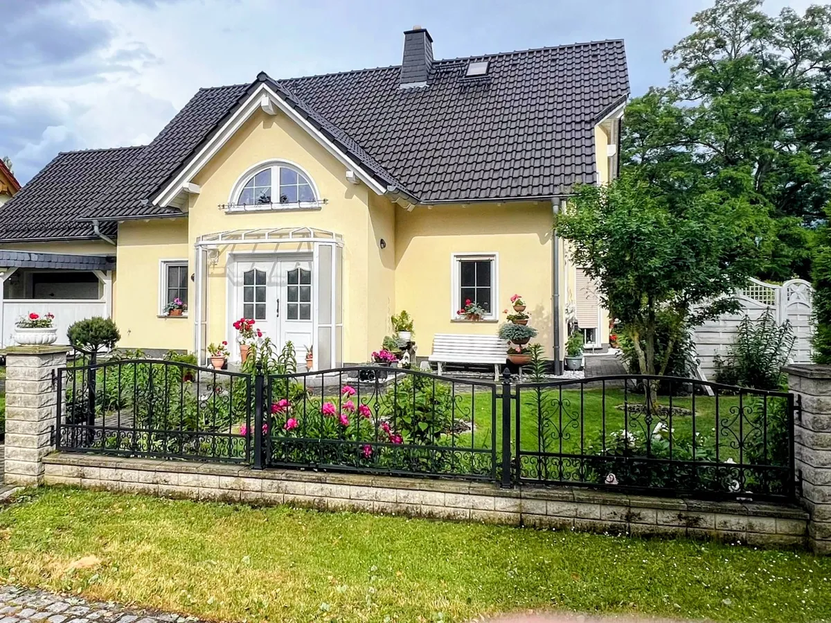 Haus Vorderseite mit Gartensicht